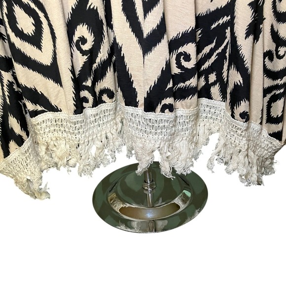 Hershe Women's Black and Beige Patterned Kimono With Crochet Fringe - Size L - Picture 6 of 8